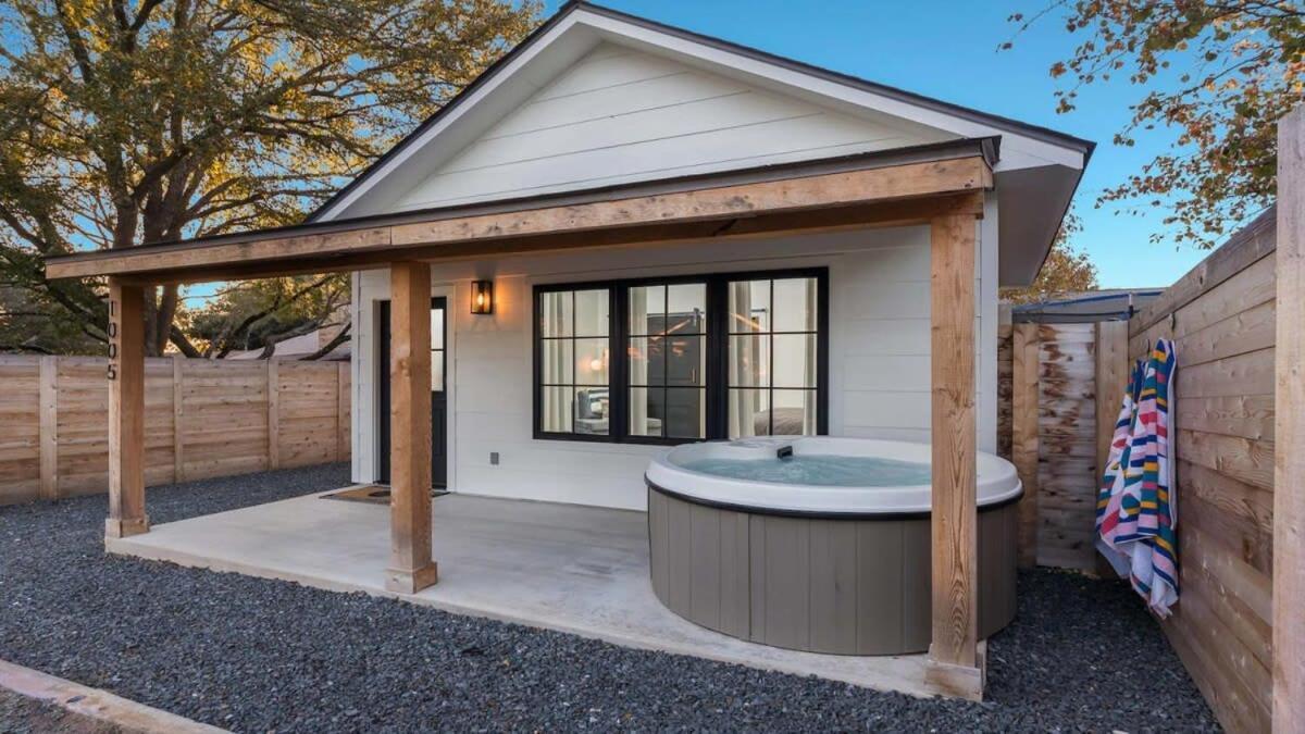 Alley Kat Guesthouse With Private Hot Tub Fredericksburg Exterior foto