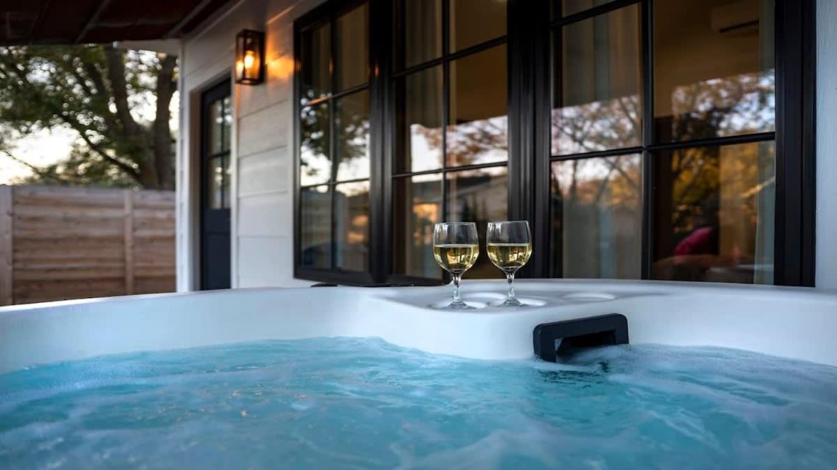 Alley Kat Guesthouse With Private Hot Tub Fredericksburg Exterior foto